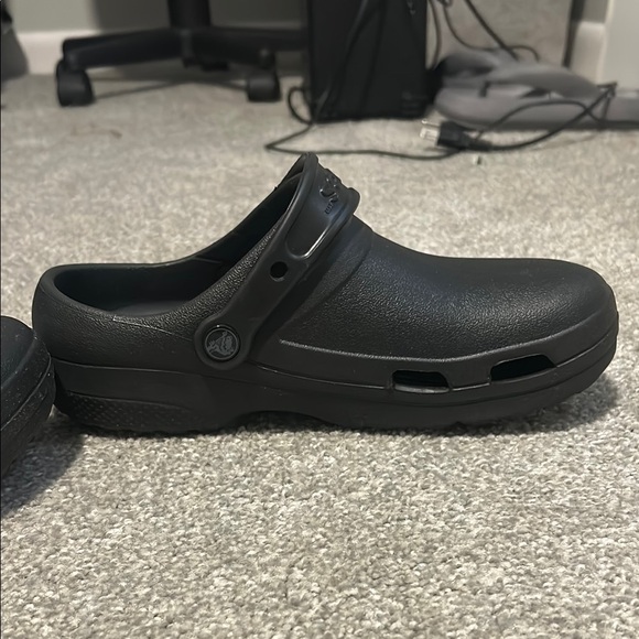 CROCS Black with Versatile Heel Strap and Ventilation - Picture 2 of 6